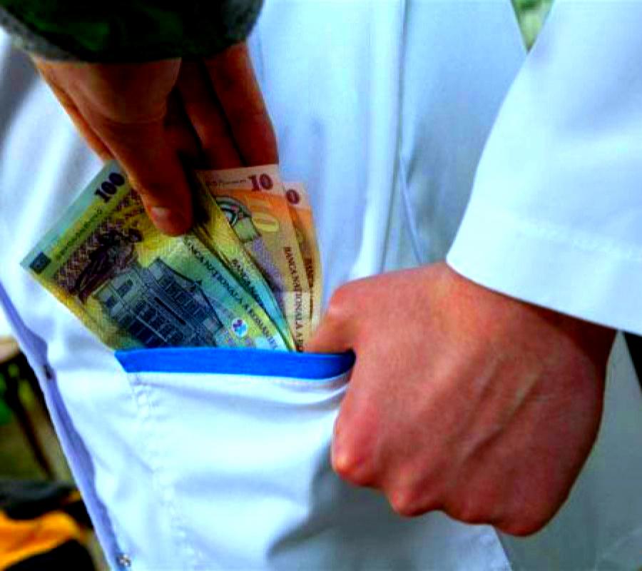 Medic din Cluj, reținut de DNA, după ce a luat mită de la zeci de oameni pentru pensia de invaliditate