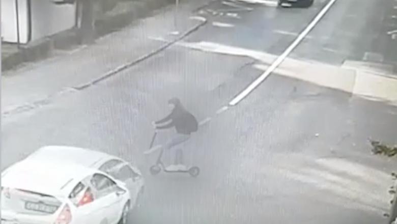 Momentul &icirc;n care o t&acirc;nără aflată pe trotinetă electrică a fost lovită &icirc;n plin de o mașină! Șoferița n-a putut evita impactul