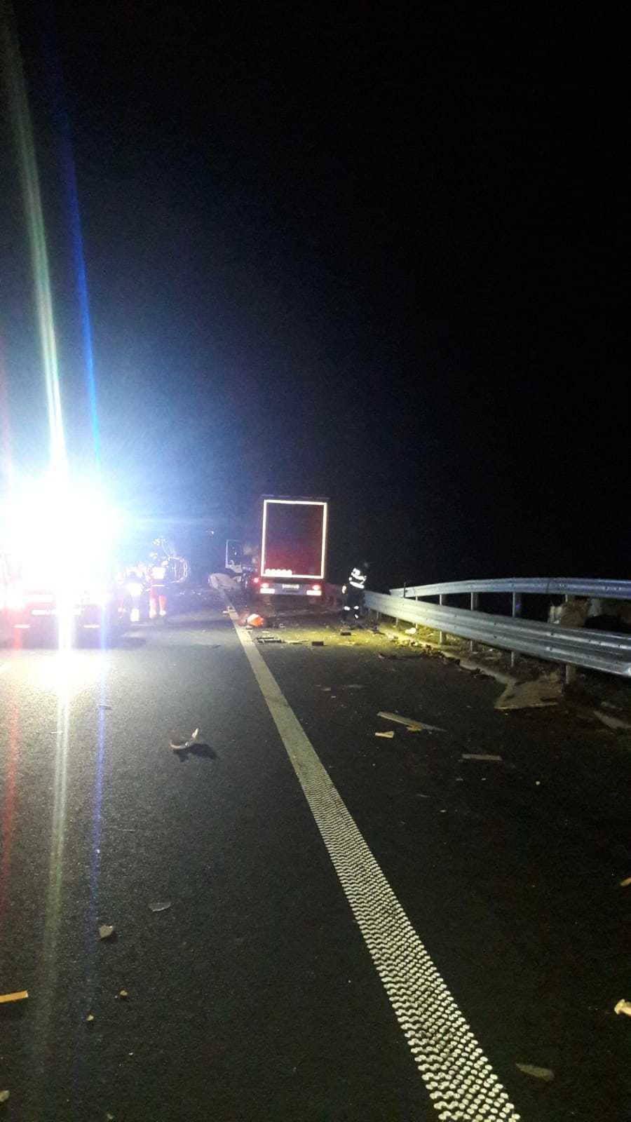 Doi bărbaţi au fost loviţi mortal de un autotren, pe Autostrada A1 Lugoj-Deva, &icirc;n timp ce reparau o maşină. Traficul rutier este deviat