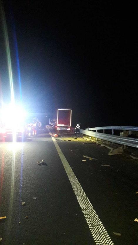 Doi bărbaţi au fost loviţi mortal de un autotren, pe Autostrada A1 Lugoj-Deva, în timp ce reparau o maşină. Traficul rutier este deviat