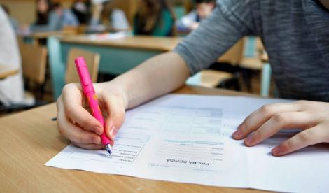 Cinci probe la Evaluarea Naţională pentru elevii de clasa a VIII-a. Examen scris la o limbă straină, printre ele