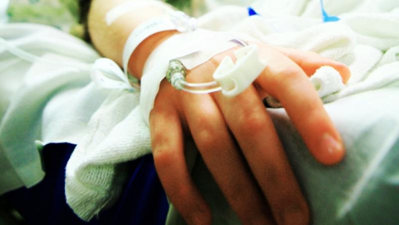Un copil de 11 ani a ajuns la spital cu mâna ruptă, după ce a fost bătut de colegi, într-o pauză! Cum a reacționat profesoara puștiului