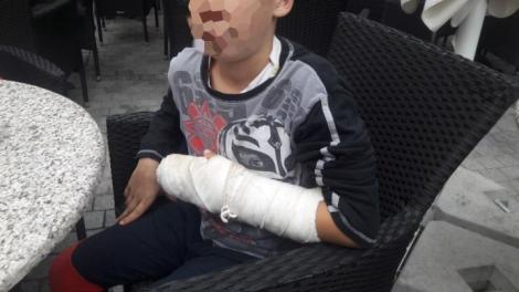 Un copil de 11 ani a ajuns la spital cu mâna ruptă, după ce a fost bătut de colegi, într-o pauză! Cum a reacționat profesoara puștiului