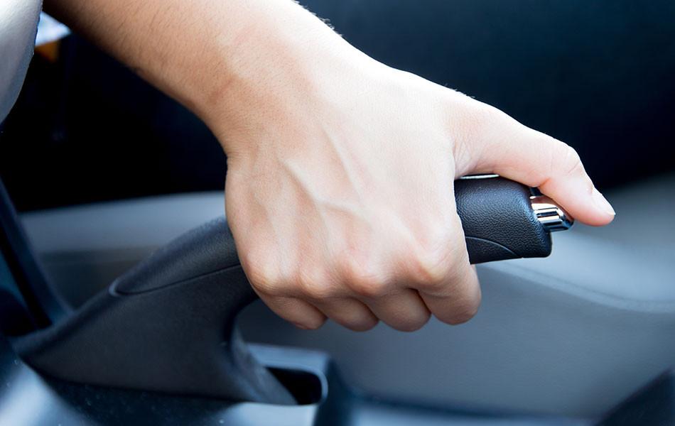 Cum este bine să lași mașina parcată: În viteză, pe liber sau cu frâna de mână trasă?