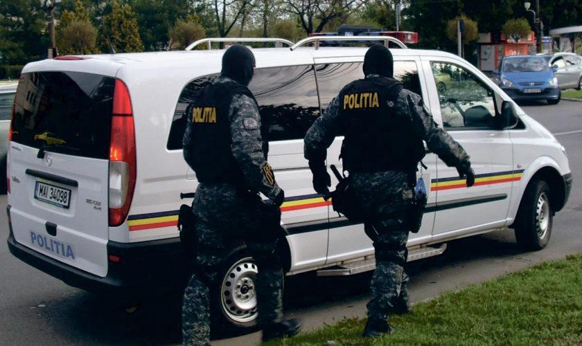 Modificare importantă! Poliția &icirc;ți poate intra fără mandat &icirc;n casă, te poate controla sau reține! C&acirc;t poți fi ținut la secție