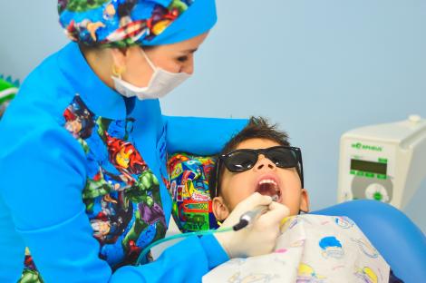 5 trucuri prin care să-ți pregătești copilul să meargă la stomatolog