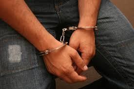 Pedeapsă cu &icirc;nchisoarea pentru un t&acirc;năr de 29 de ani. A fost oprit de polițiști pe stradă și &icirc;ncătușat