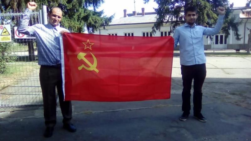 Steagul comunist, arborat cu mândrie în fața fostei închisori Pitești, locul în care 5.000 de români au suportat chinuri groaznice