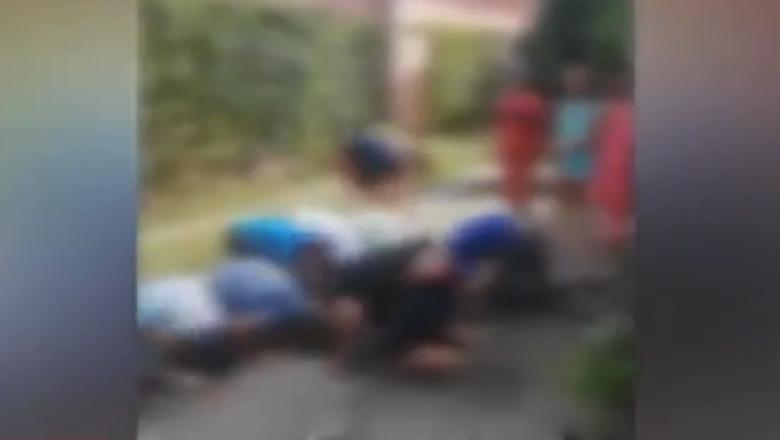 &bdquo;Dacă nu vă puteți abține, vă puneţi pampers!&rdquo;. Mai mulți minori, obligați să facă mătănii pe asfalt! Ce a transmis Protecția Copilului. Imagini tulburătoare! Video