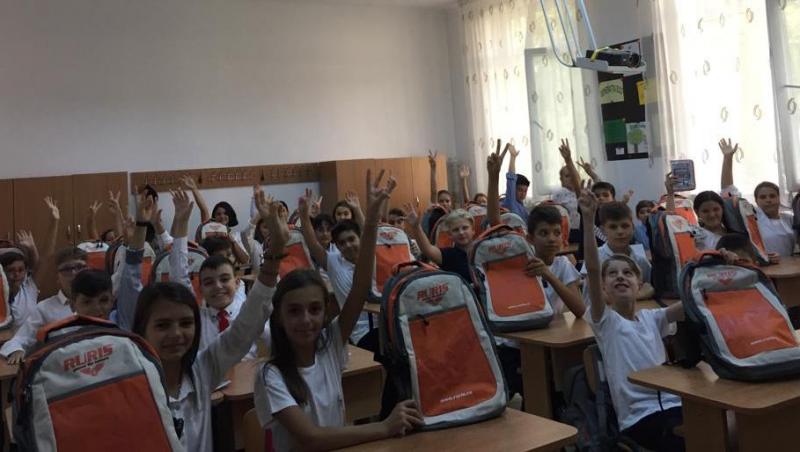 3.000 de elevi din toate regiunile țării au primit ghiozdane complet echipate la începutul anului școlar
