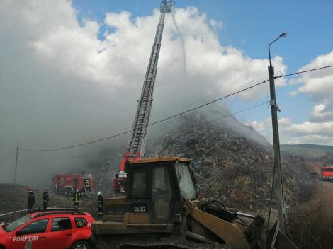 Incendiul de la groapa de gunoi din Sighișoara a fost stins după 18 ore
