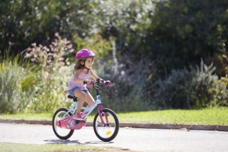Moarte ciudată pentru o fetiță de nouă ani. A decedat în timp ce se plimba cu bicicleta, chiar de ziua ei de naștere