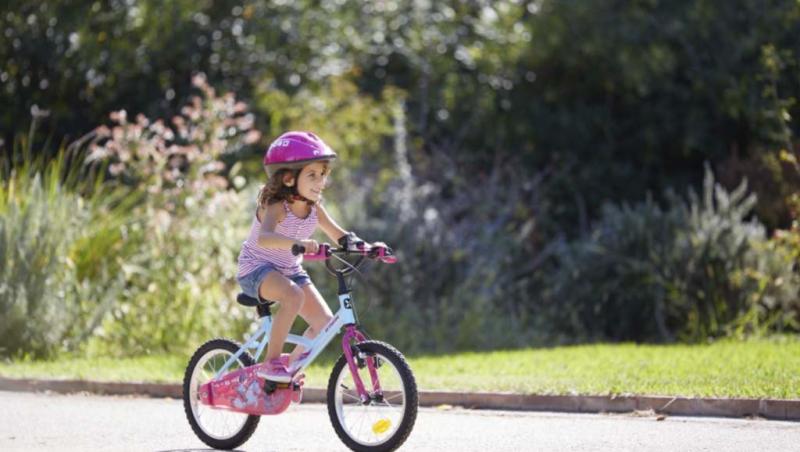 Moarte ciudată pentru o fetiță de nouă ani. A decedat în timp ce se plimba cu bicicleta, chiar de ziua ei de naștere