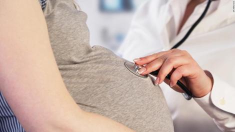 Un medic i-a provocat un avort unei femei...din greșeală! Tânăra, care era însărcinată în șase săptămâni, s-a trezit din anestezie fără bebeluș