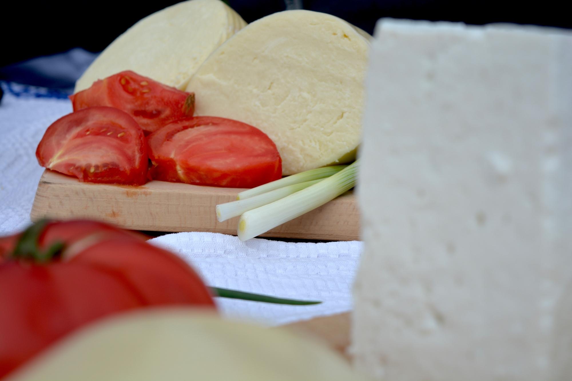 Cinci fermieri din judeţul Cluj se reunesc &icirc;n Frăţia Bacilor Ardeleni. Laptele colectat va fi procesat &icirc;ntr-o fabrică din Mociu şi va fi transformat &icirc;n br&acirc;nzeturi artizanale