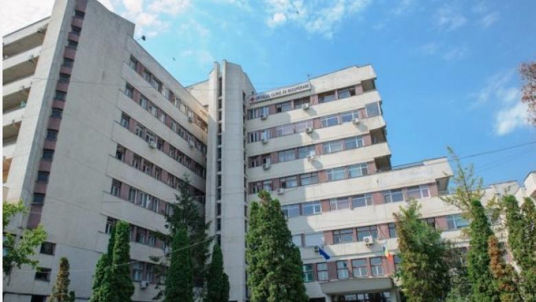 A murit &icirc;n fața spitalului, la Iași! Polițiștii fac cercetări. &bdquo;A căzut c&acirc;nd a ieșit din incintă&rdquo;