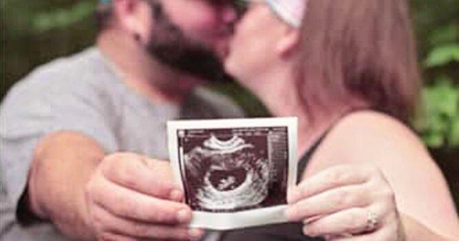 S-au mutat &icirc;ntr-o casă de vis, urm&acirc;nd să devină părinți, dar au descoperit un secret tulburător! Copilul lor e &icirc;n pericol de moarte! &bdquo;Vecinii ne-au dat de &icirc;nțeles...&rdquo;