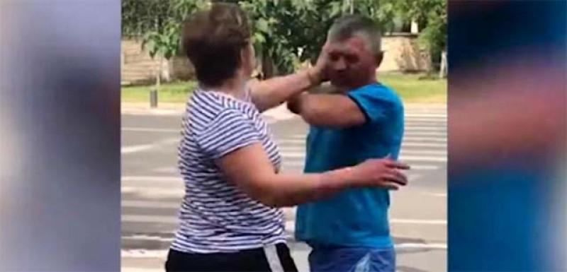 Un bărbat din Botoșani s-a ascuns &icirc;n casă ca să scape de pumnii vecinei. Femeia s-a &icirc;nfuriat că a &icirc;njurat-o!