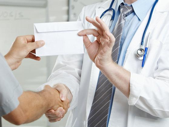 Medic prins &icirc;n timp ce lua mită. Fapta a fost anunțată printr-un apel telefonic