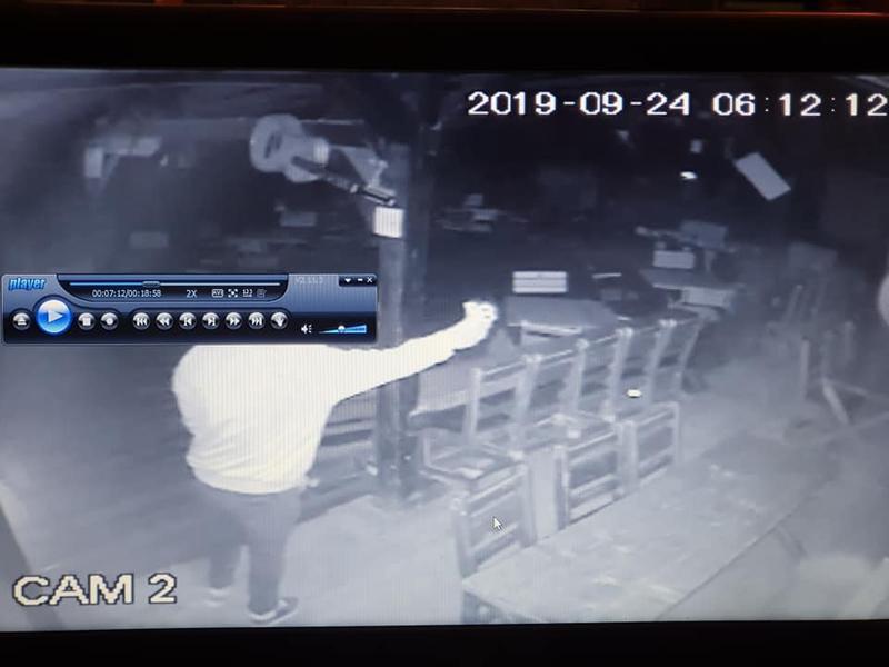 Un t&acirc;năr și-a făcut selfie, după ce a jefuit un club! Apelul lansat de proprietari: &rdquo; Prietenaș, dacă ţi-au trecut aburii alcoolului, fă cumva să ne recuperăm prejudiciul!&rdquo;