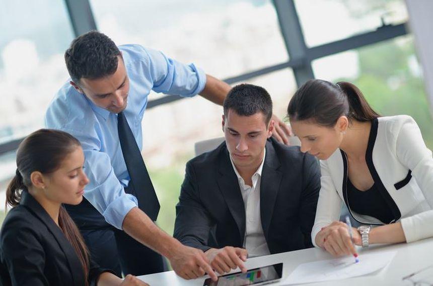 SONDAJ: Companiile caută &icirc;n continuare angajaţi, dar pe aceleaşi salarii ca anul trecut