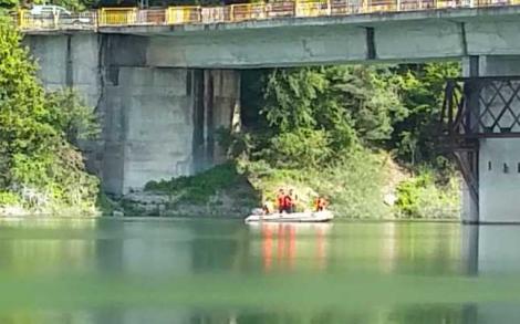 Salvată în ultimă clipă. O femeie din Ploiești a fost găsită atârnată de pilonul unui pod