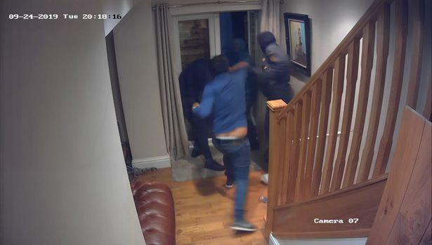 S-a luptat cu patru hoți care i-au spart casa, pentru a-și proteja soția! Totul a fost filmat! Imagini terifiante! &bdquo;Nu &icirc;i puteam lăsa să ajungă la ea!&rdquo; - Video