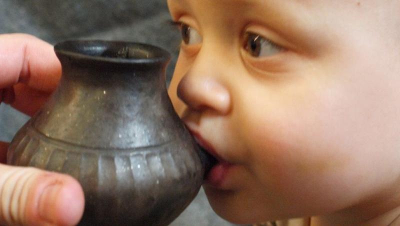 Imagini inedite. Cum arătau biberoanele pentru bebeluși acum 3.000 de ani. O treime din ei mureau înainte de a împlini un an