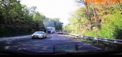 VIDEO / Manevră periculoasă  a unui șofer pe un drum îngust de munte