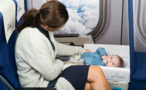 O companie aeriană pune la dispoziție un instrument pentru pasagerii sensibili. Cum pot fi evitate plânsetele bebelușilor