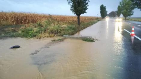 Potop în România: În Bacău plouă de peste zece ore. Drum acoperit de ape, pe care șoferii nu pot înainta