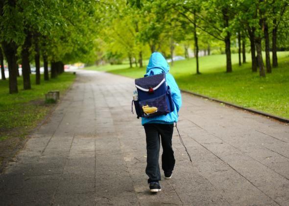 A sunat disperată la 112, pentru că fiul ei nu mai venea de la școală, dar a fost amendată! Băiatul ei a spus că a fost &icirc;n pericol! Motivul pentru care a &icirc;nt&acirc;rziat acasă