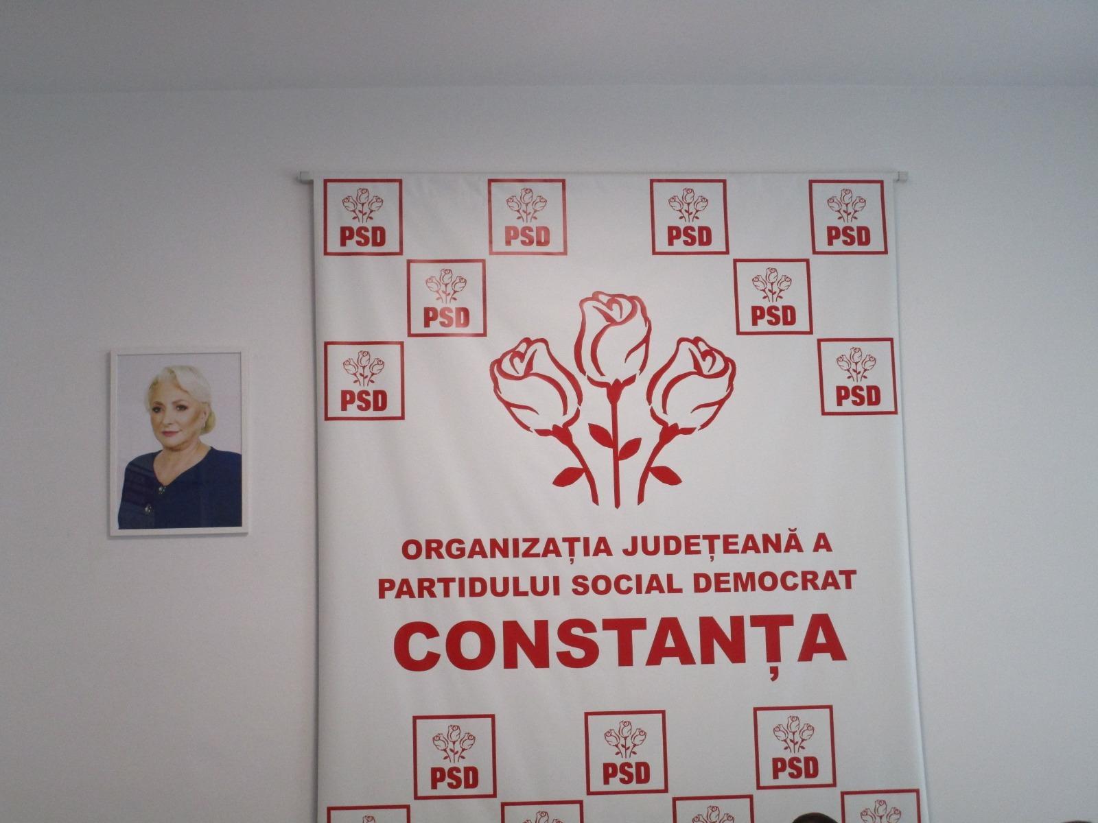 Felix Stroe: &Icirc;n fiecare sală de clasă trebuie să fie portretul preşedintelui Rom&acirc;niei. &Icirc;n fiecare instituţie publică trebuie să fie stema şi drapelul Rom&acirc;niei