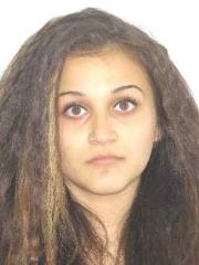 Jandarmi şi poliţişti, la locuinţa familiei Melencu, pentru a o duce pe mama Luizei la DIICOT, pentru a-i fi prelevate noi probe biologice; femeia refuză, iar bunicul fetei a ameninţat că-şi dă foc