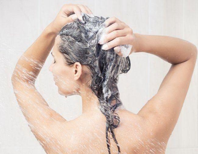 Cinci motive pentru a folosi șampon fără sulfați și silicon
