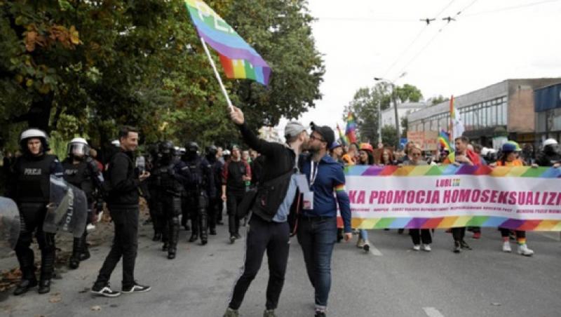 Contramaifestaţie homofobă dispersată cu tunul cu apă şi gaze lacrimogene la o defilare Gay Pride în Polonia