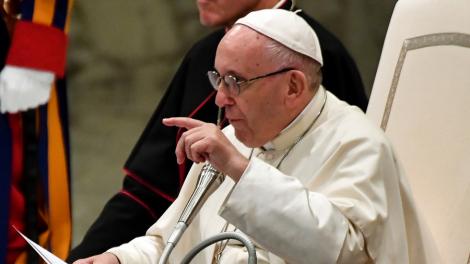 Papa Francisc: ”Armele sunt produse de regiuni care nu doresc apoi să preia refugiații generați de conflicte”