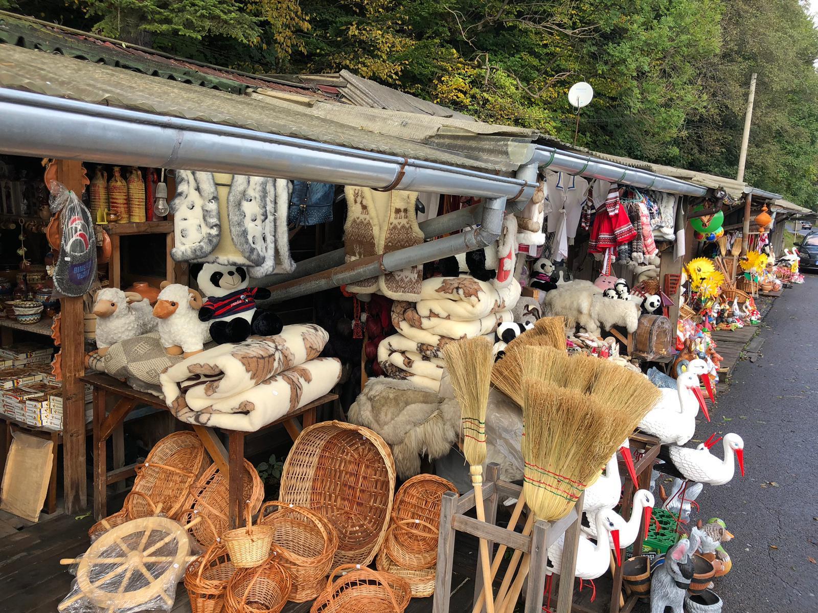 Jucării notificate ca periculoase şi obiecte inscripţionate cu nume de branduri renumite, găsite de Protecţia Consumatorilor la firmele care v&acirc;nd suveniruri pe Valea Prahovei. FOTO