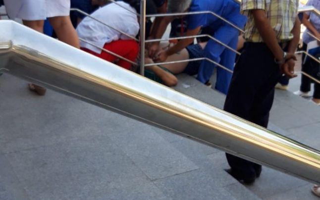 Un bărbat a murit pe treptele spitalului, la c&acirc;teva minute după ce fusese externat. Nu s-a mai putut face nimic pentru el