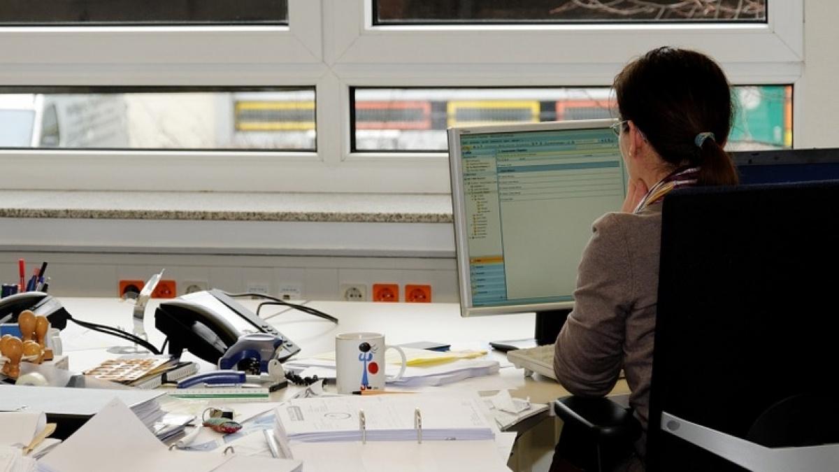 Veste bombă pentru angajați! S&acirc;mbăta ar putea deveni zi lucrătoare?! Ce spune inițiatorul proiectului de lege