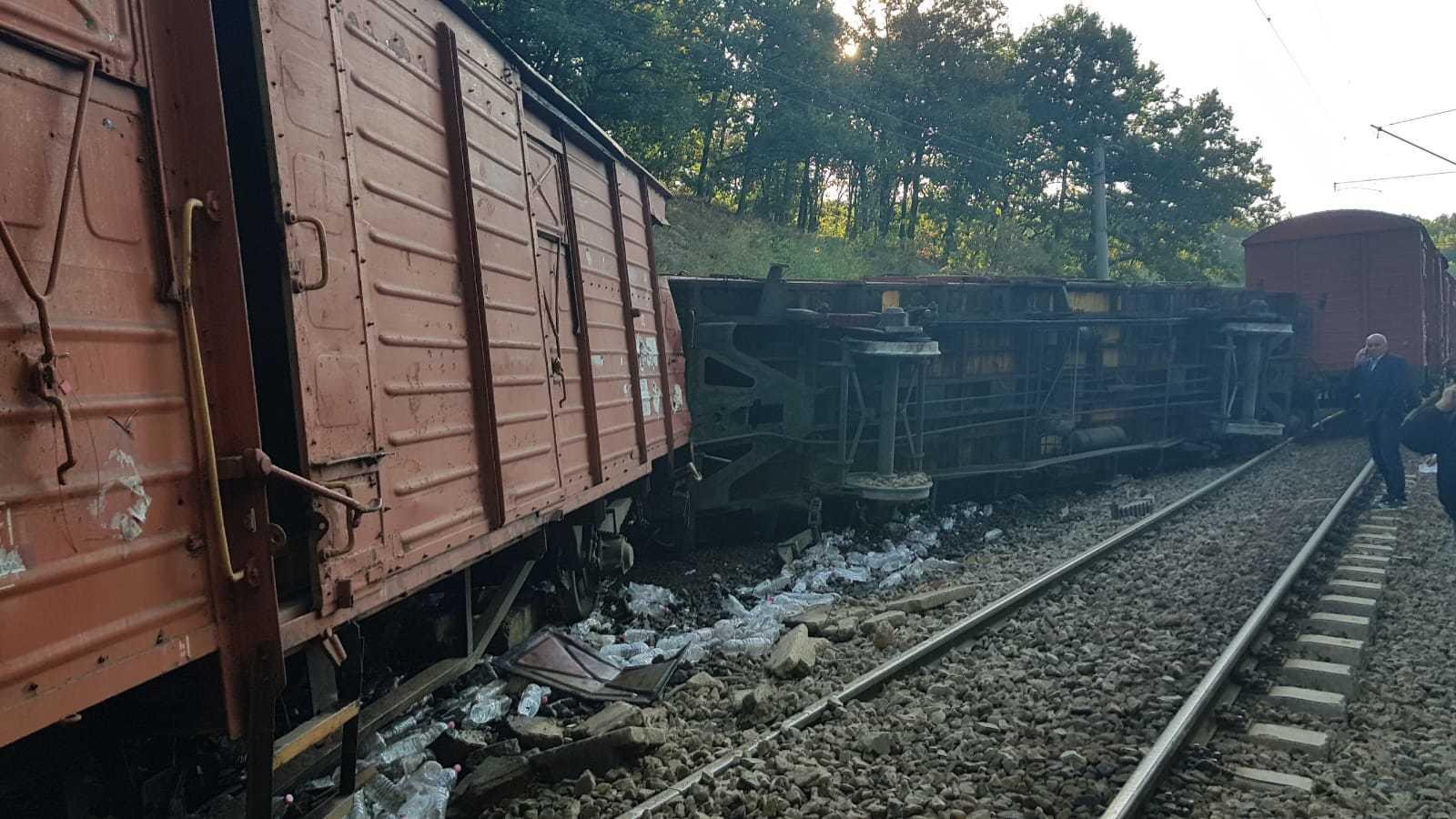 Mehedinţi: Tren de marfă deraiat &icirc;ntre staţiile Ergheviţa şi Valea Albă; traficul feroviar este blocat, pasagerii fiind transbordaţi cu autobuze. FOTO