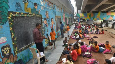 Sub un pod de metrou, 300 de copii săraci vin la o școala improvizată să învețe. „Nu am știut niciodată valoarea educației înainte de a veni aici. Acum visez să devin mare”