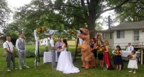Credeai că le-ai văzut pe toate? Felul în care a venit îmbrăcată domnișoara de onoare la o nuntă i-a făcut pe invitați să leșine de râs!