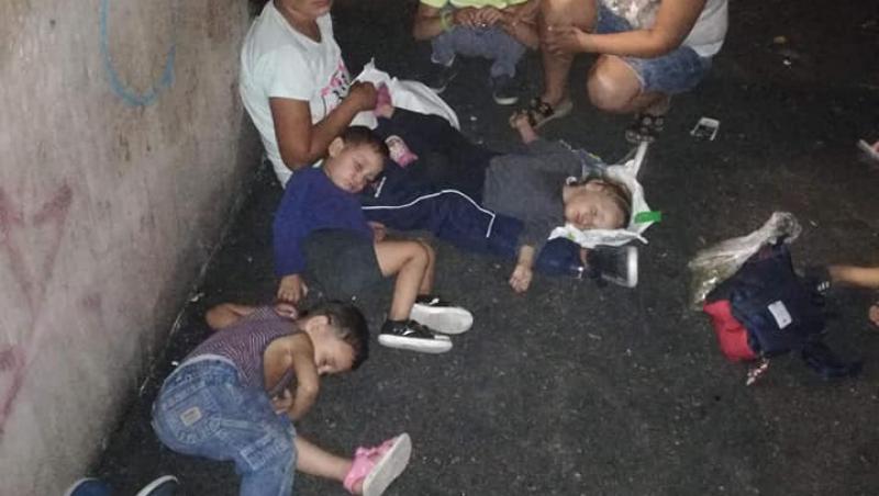 FOTO! Își trăiau viața la mila trecătorilor din București! Cinci copii împreună cu mama lor au îndurat frigul, foamea și asfaltul nemilos până când o femeie i-a salvat!