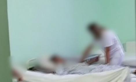 Imagini șocate în secția de psihiatrie a Spitalului Focșani: Bărbați loviți cu bestialitate de un pacient drogat!