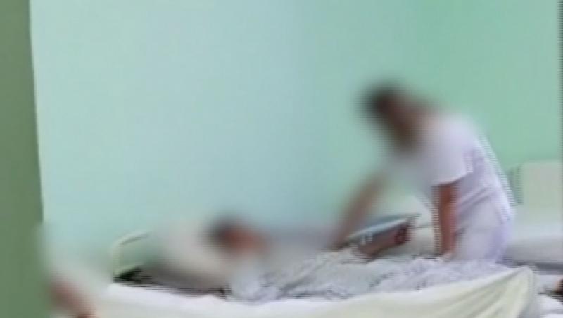 Imagini șocate în secția de psihiatrie a Spitalului Focșani: Bărbați loviți cu bestialitate de un pacient drogat!