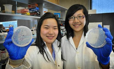 Studentele au inventat bacteria care mănâncă plasticul și îl transformă în apă!