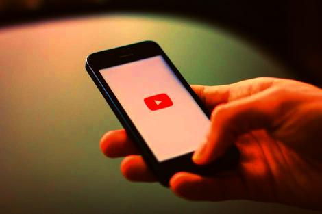 Platforma YouTube colectează în mod ilegal informaţii personale de la minori. La ce pericole se expun utilizatorii
