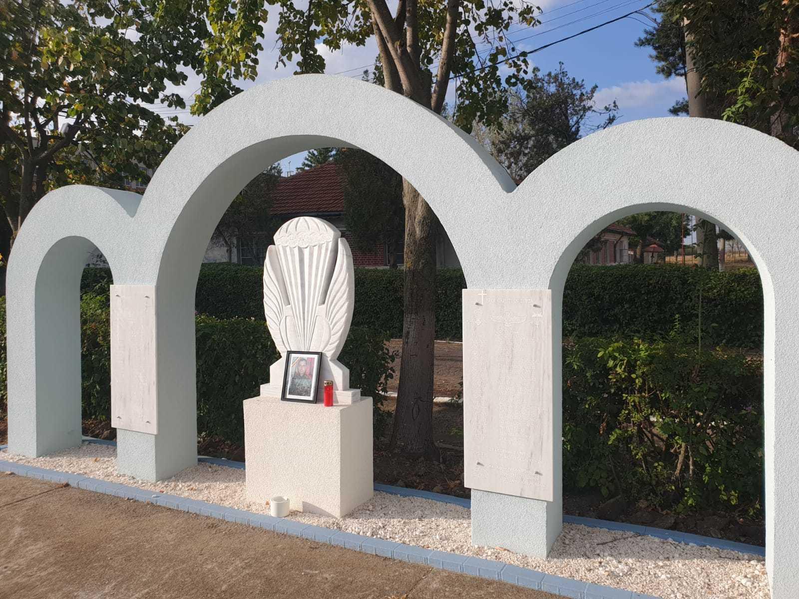 Buzău: Colegii militarului mort &icirc;n Afganistan au ţinut un moment de reculegere şi au vorbit despre cariera lui