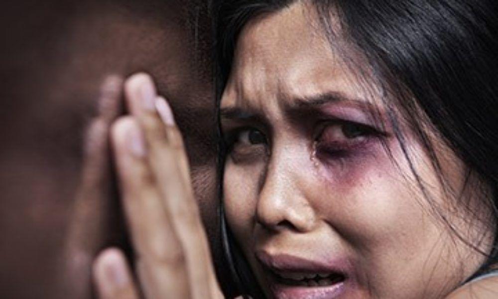 T&acirc;nără de 15 ani snopită &icirc;n bătaie de o agentă de pază. Ce penalizări a primit agresoarea